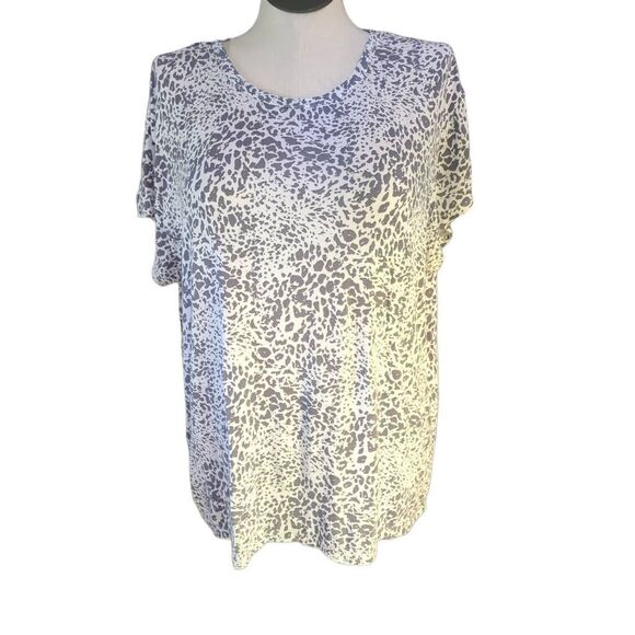 Koolaburra by UGG Women's 1X Petite Short Sleeve Animal Print Tee Gray White - Picture 2 of 8